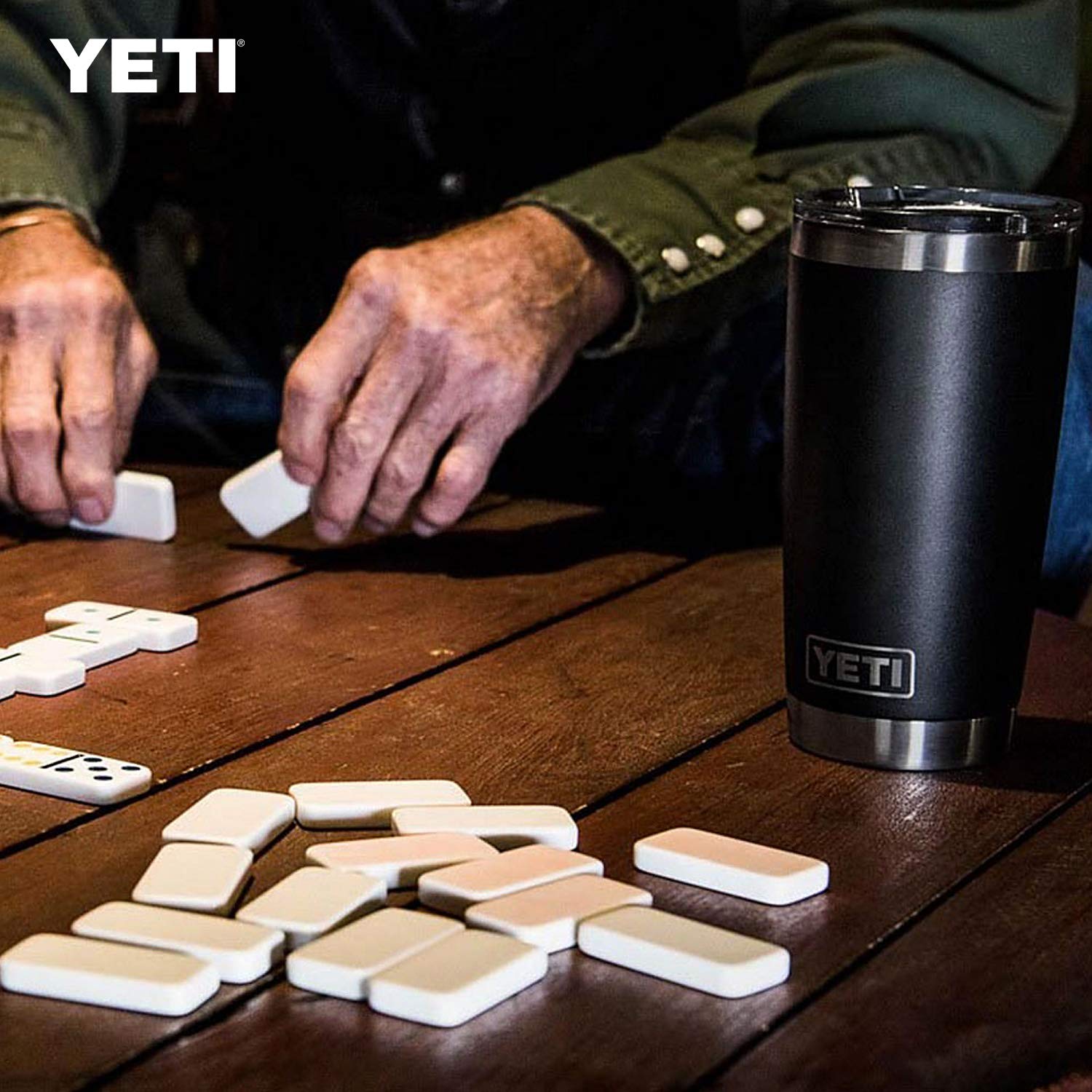 YETI Rambler en escenario exterior, resistente y listo para aventura