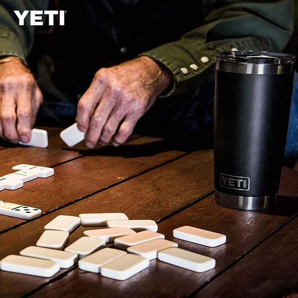 YETI Rambler en escenario exterior, resistente y listo para aventura