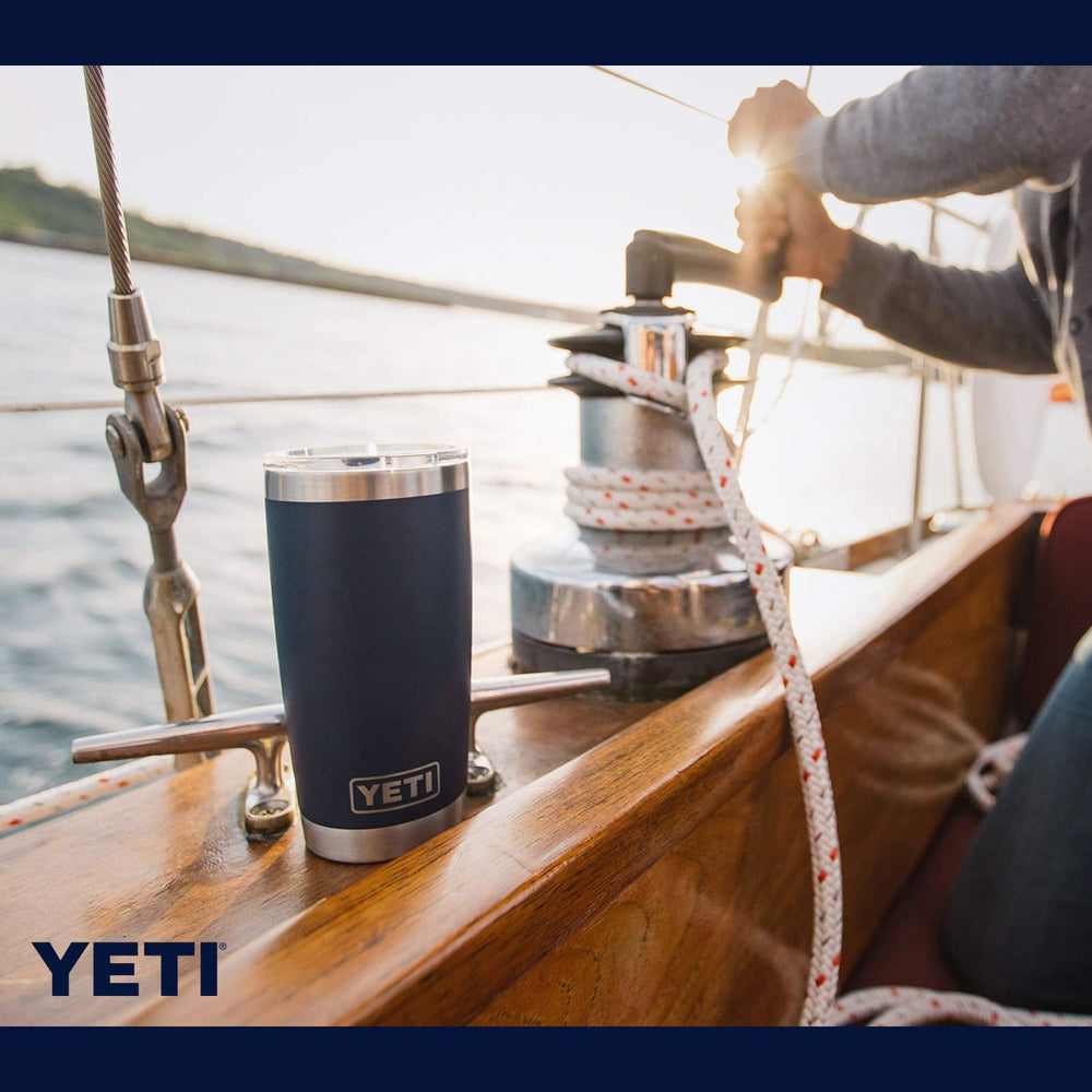YETI Rambler en picnic al aire libre mostrando durabilidad y estilo