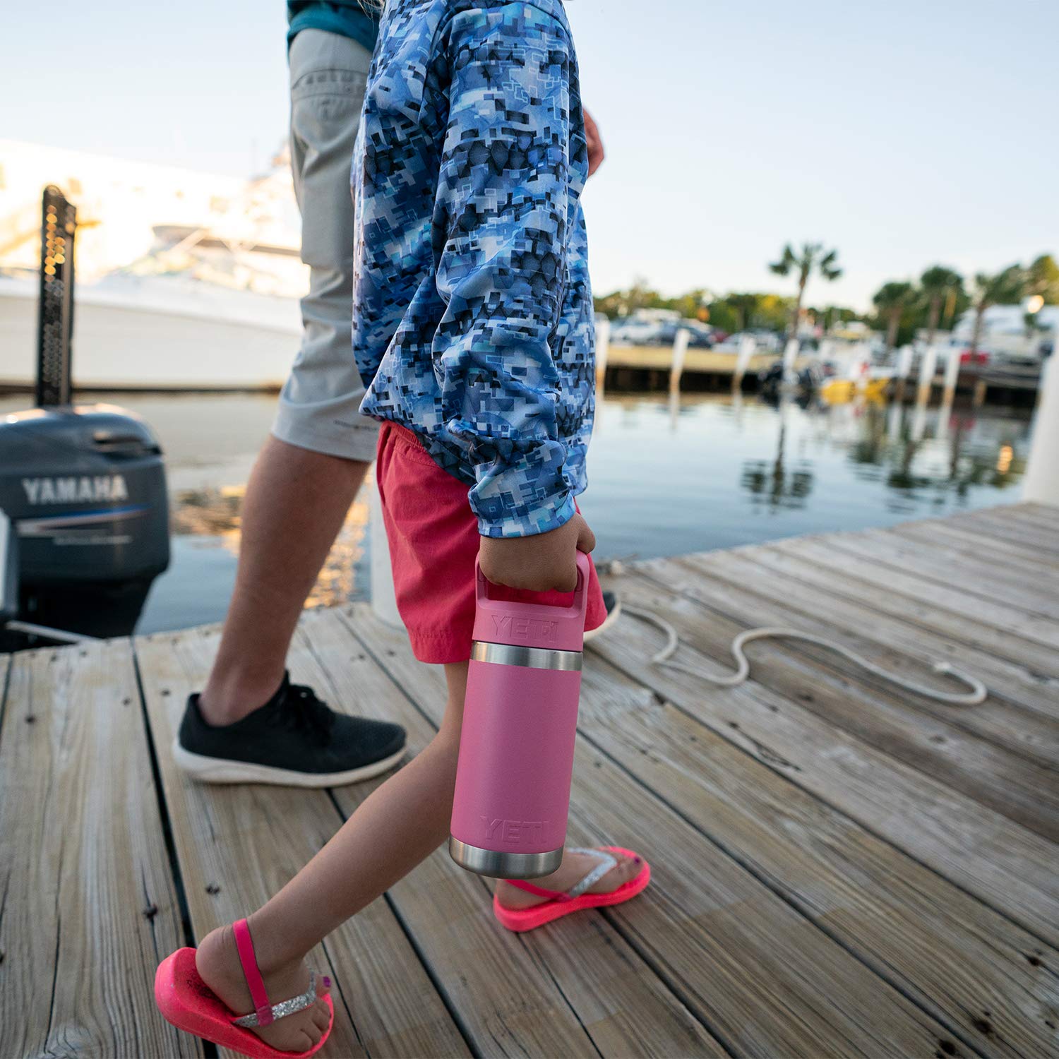 YETI Rambler Jr dentro de mochila escolar demostrando transporte sin derrames