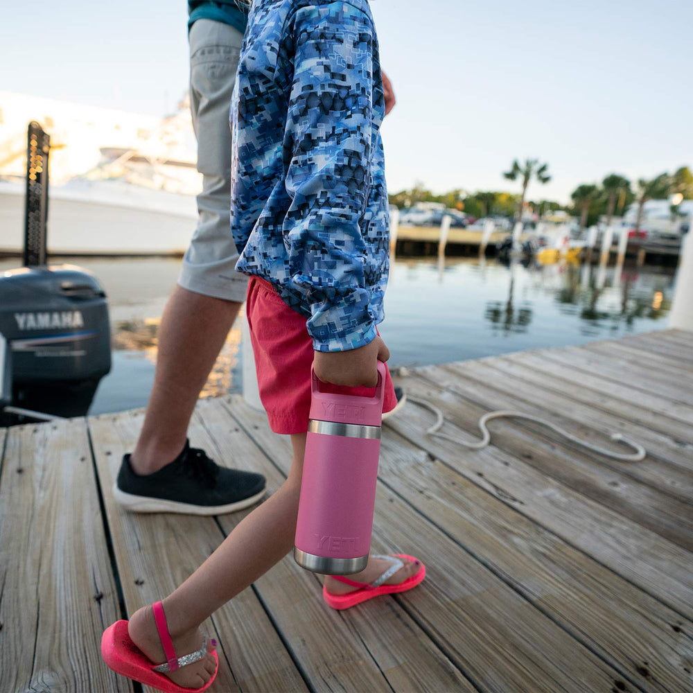 YETI Rambler Jr dentro de mochila escolar demostrando transporte sin derrames