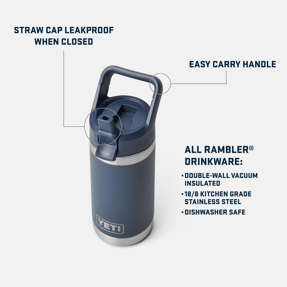 YETI Rambler Jr. primer plano de la tapa con popote, cierre seguro contra derrames