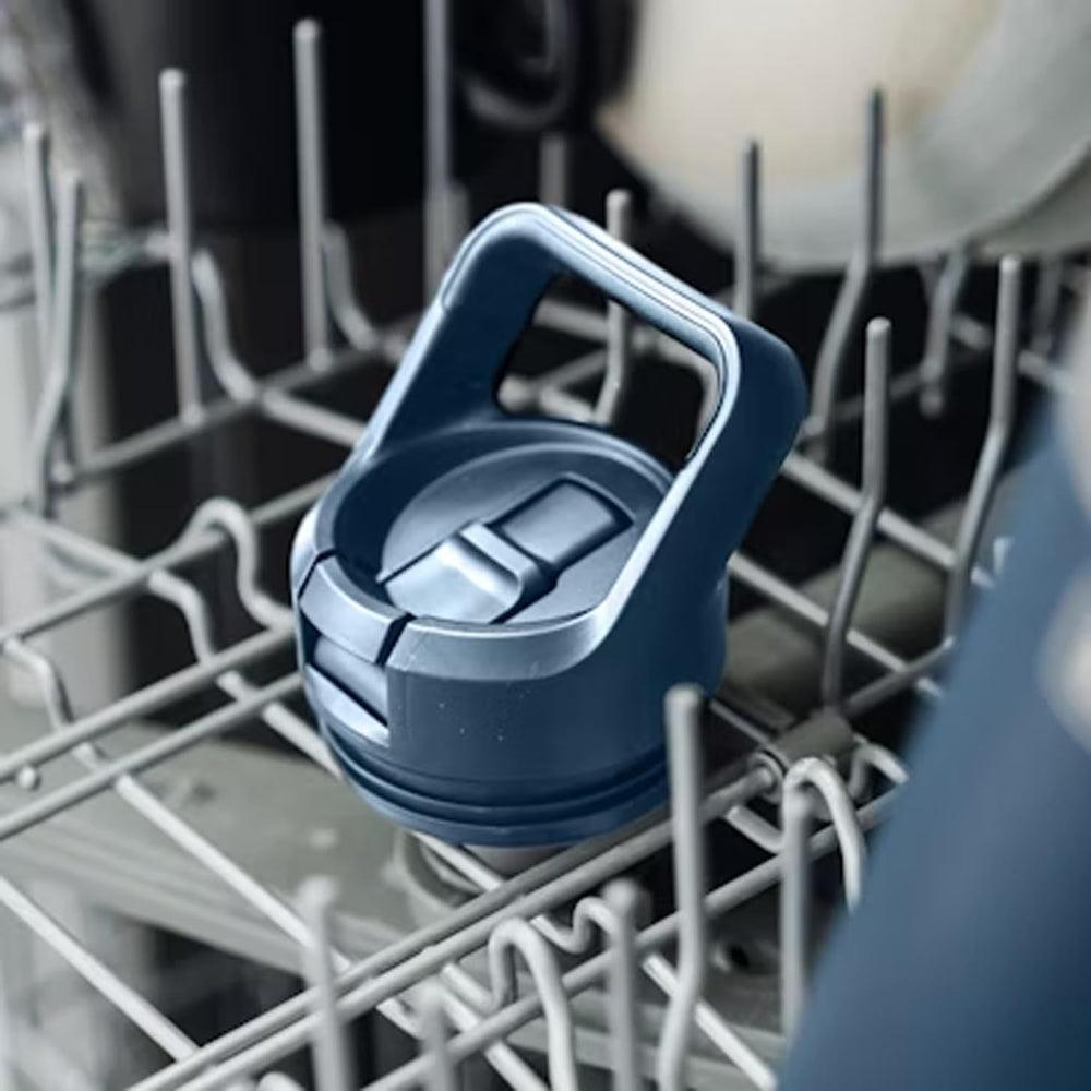 YETI Rambler Jr. comparación con mano para mostrar tamaño ergonómico
