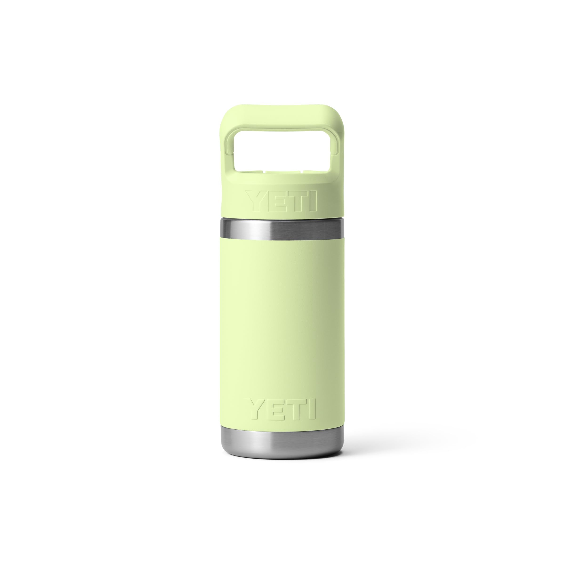 YETI Rambler Jr tapa con sorbo en mano infantil demostrando uso sin fugas