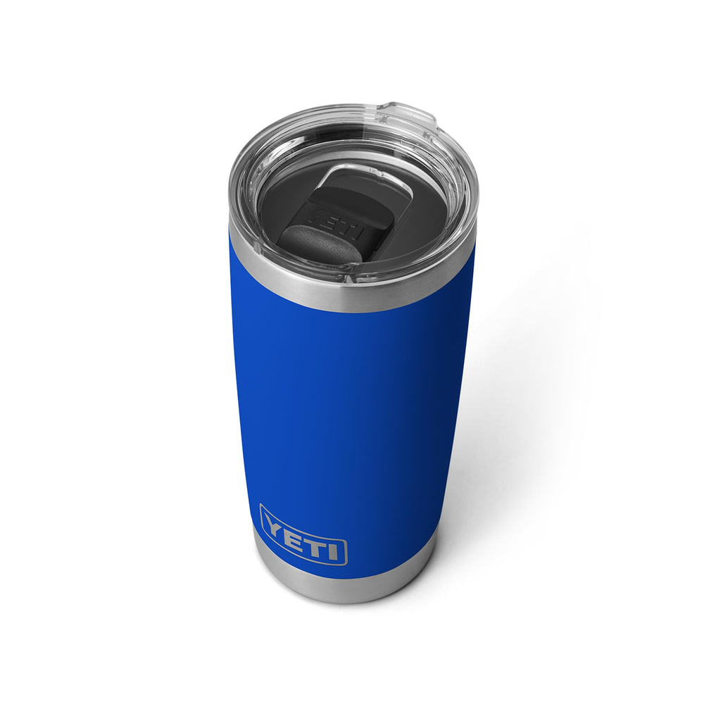 YETI Rambler tapa MagSlider mostrando cierre magnético práctico