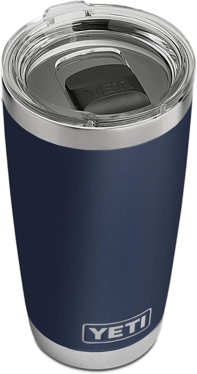YETI Rambler tapa MagSlider magnética demostrando cierre fácil y seguro