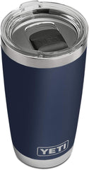 YETI Rambler tapa MagSlider magnética demostrando cierre fácil y seguro