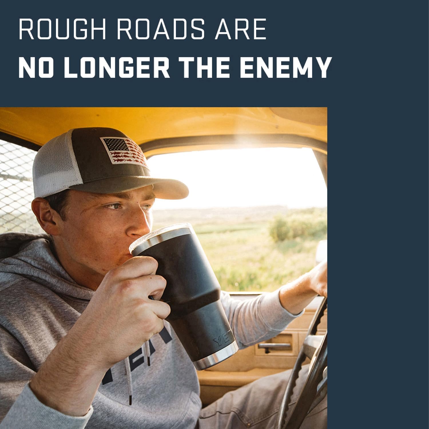 YETI Rambler en uso lifestyle en carretera mostrando conveniencia portátil