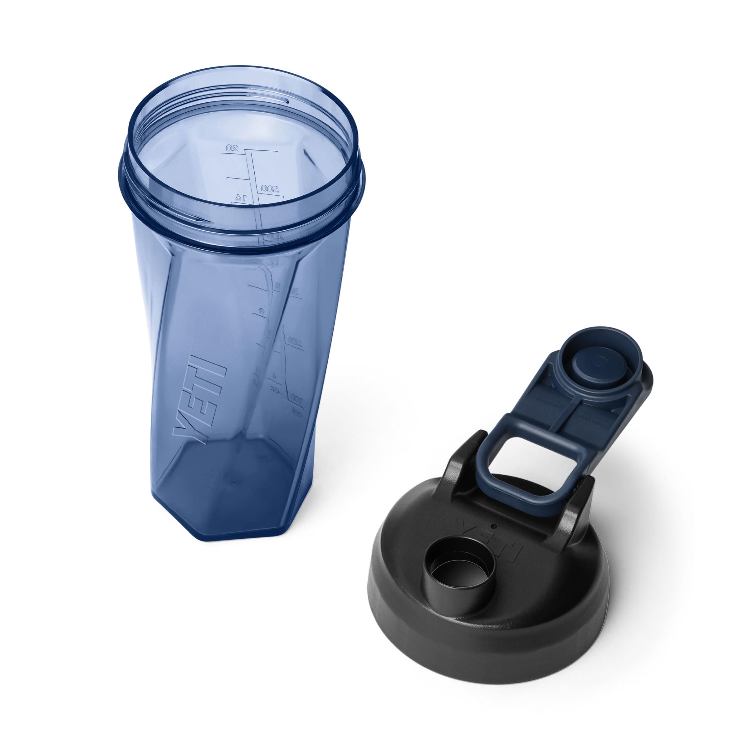YETI Yonder Helimix en uso en gimnasio mezclando proteína de forma eficiente