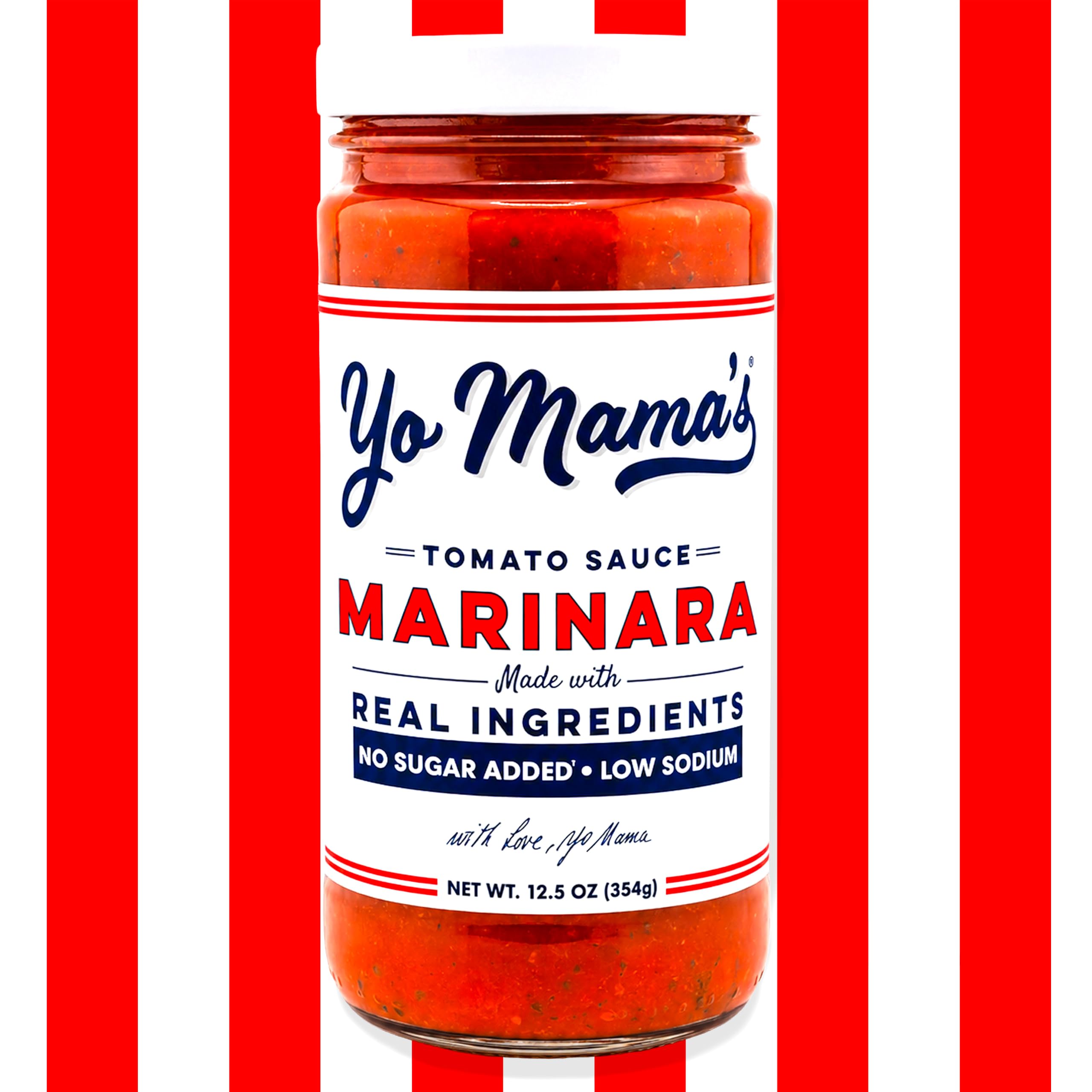 Yo Mama’s Foods marinara sirviéndose sobre pasta para una comida rápida