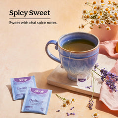 Yogi Bedtime infusión servida en taza antes de dormir, momento relajante