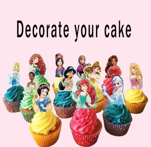 Yoimckay toppers en mesa de fiesta creando ambiente temático kawaii