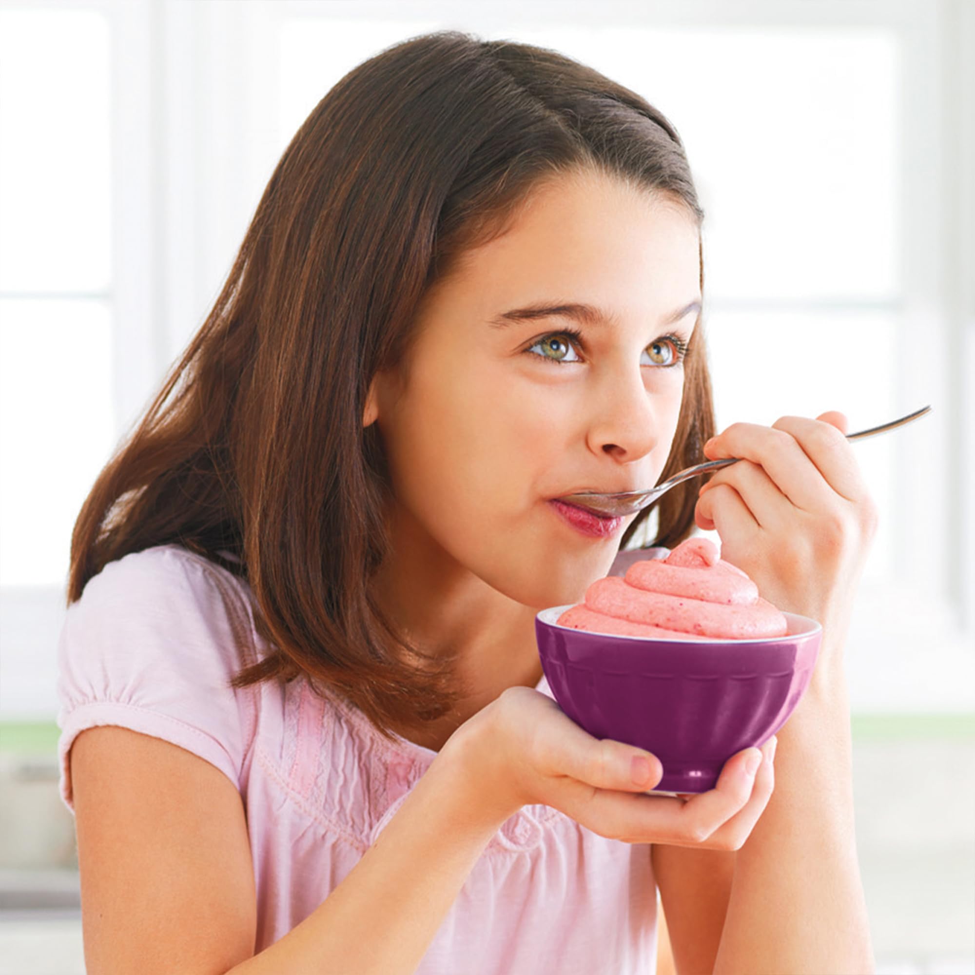 Recetario de 36 páginas abierto, Yonanas inspira nuevas recetas