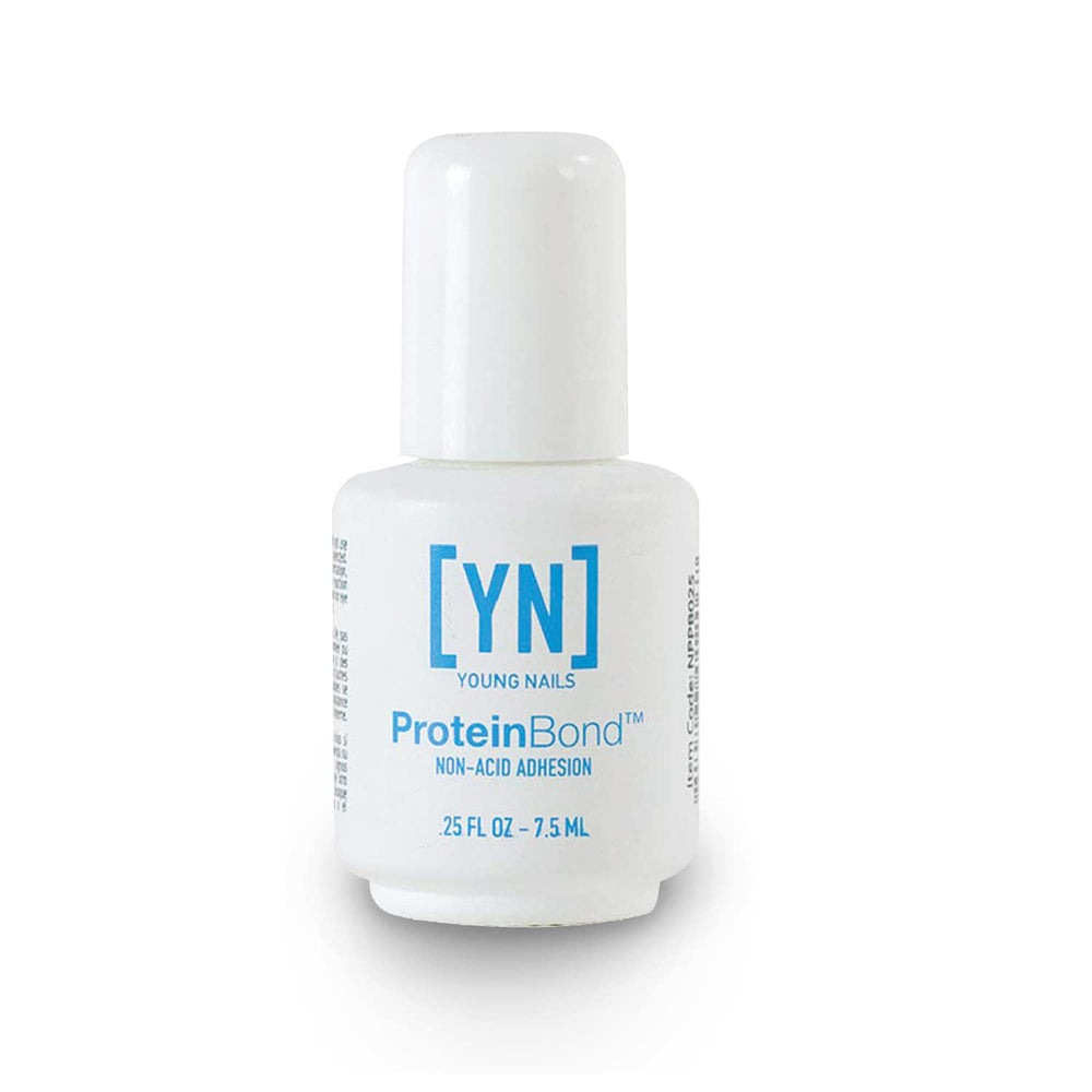 Young Nails Protein Bond frasco enfocado mostrando la etiqueta y el tamaño compacto para uso profesional