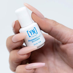 Young Nails Protein Bond en aplicación sobre uña con pincel, mejorando adherencia y acabado duradero