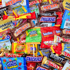 Yummy Chew persona sosteniendo dulces, facilita reparto en eventos