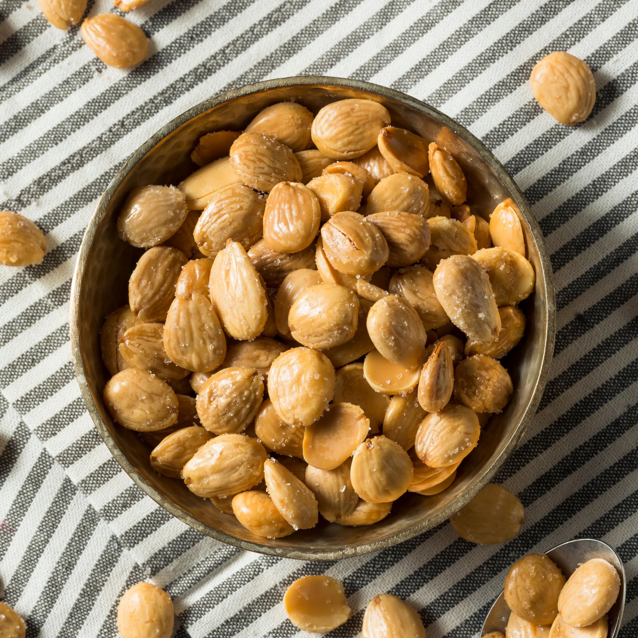 Yupik primer plano de almendras tostadas y sal marina realzando sabor