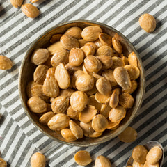 Yupik primer plano de almendras tostadas y sal marina realzando sabor