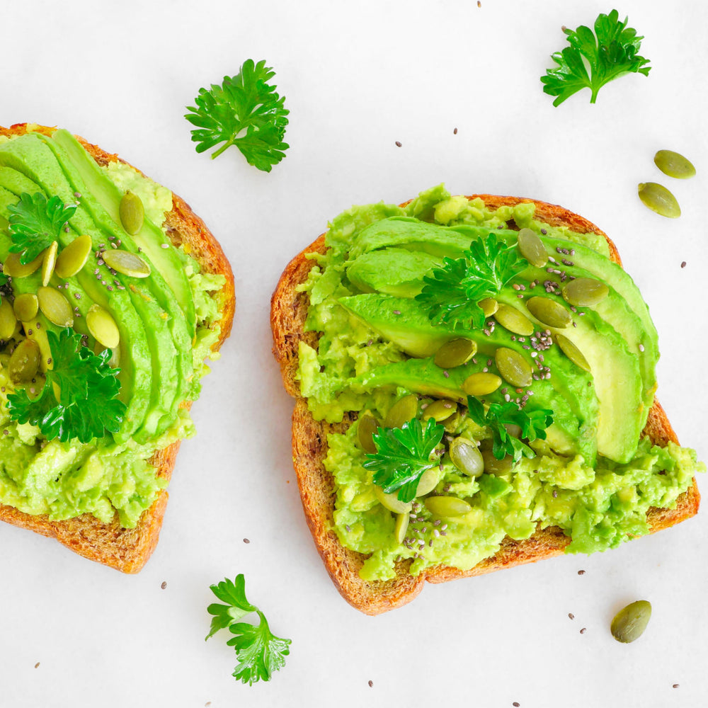 Yupik pepitas usadas como topping en ensalada saludable, añaden crujiente y proteína vegetal