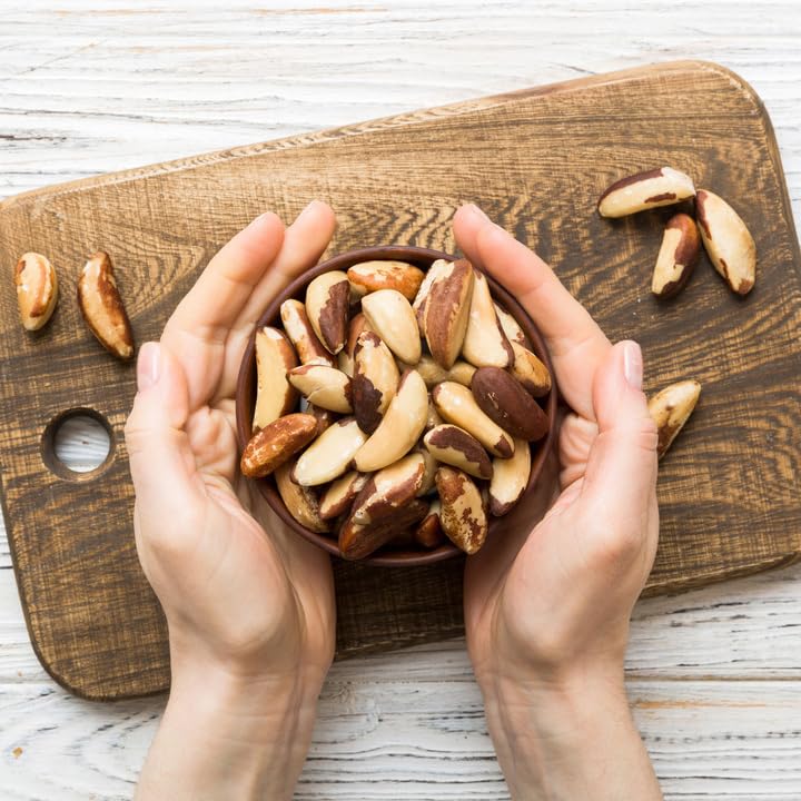 Yupik nueces de Brasil como topping sobre yogur, añade crocancia y sabor