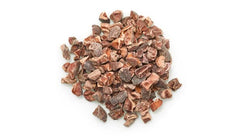 Primer plano textura de Yupik cacao nibs crujientes que resalta sabor intenso