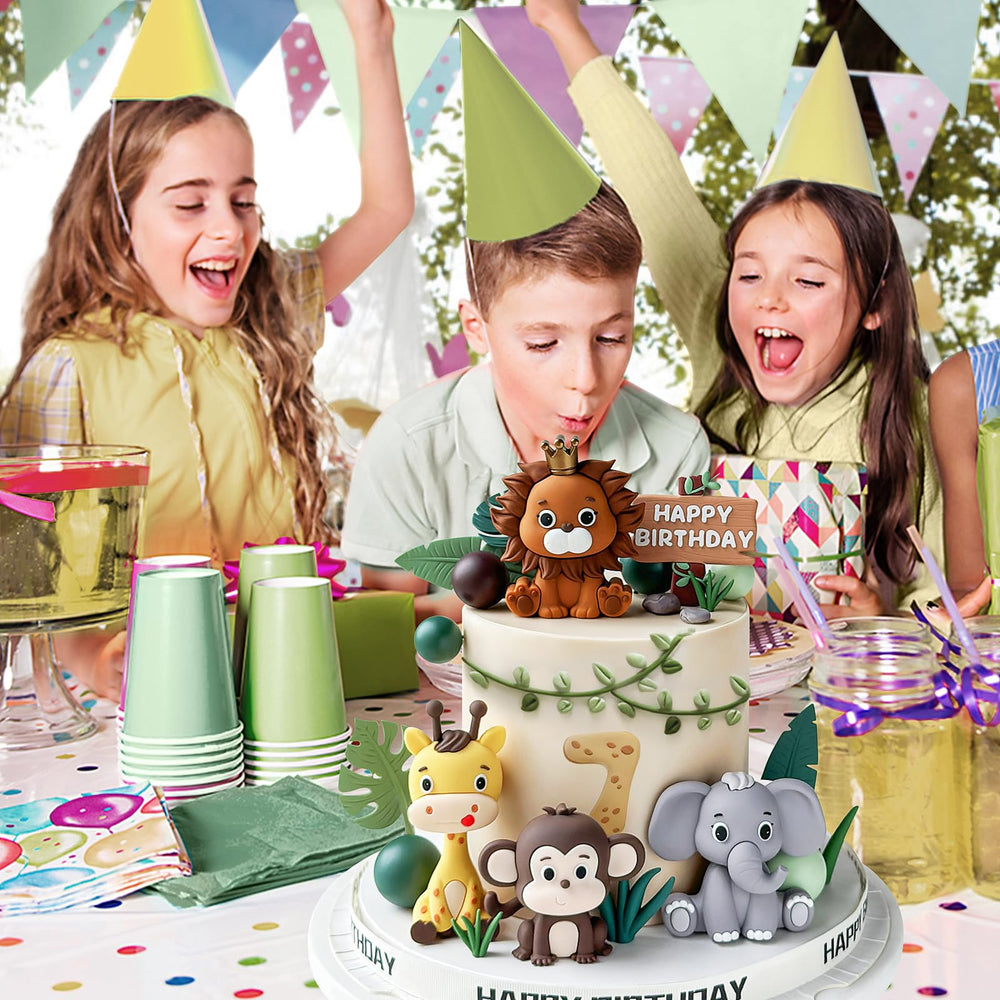 Zafena disposición de los toppers en mesa de fiesta infantil, crea ambiente selvático divertido