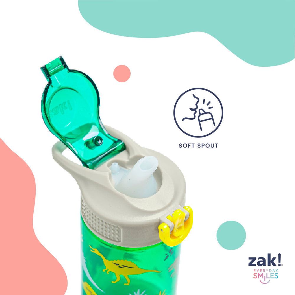 Zak Designs botella en mano para mostrar tamaño práctico para niños