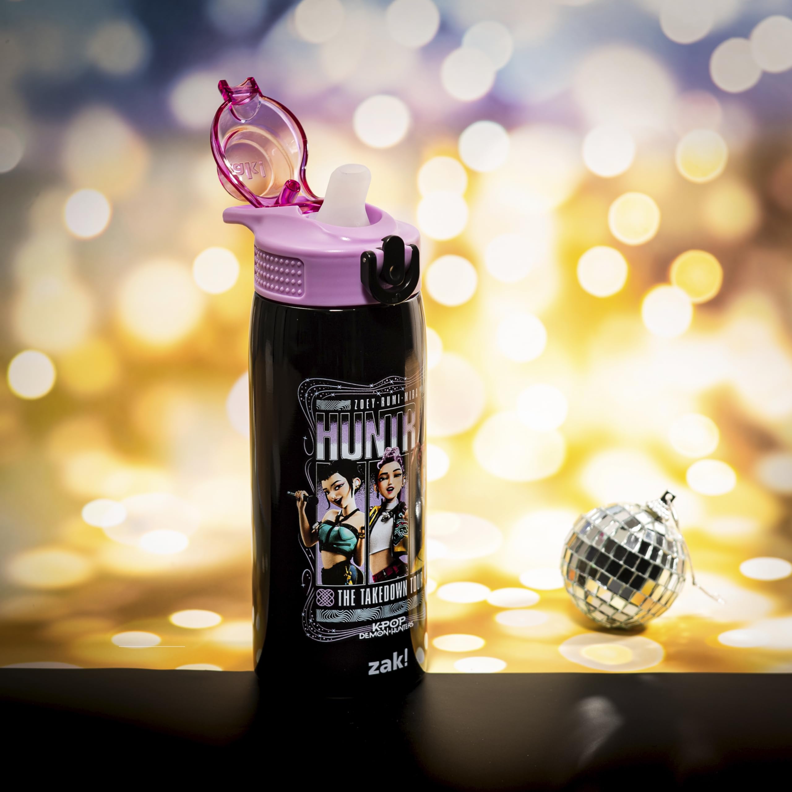 Zak Designs detalle del arte Huntrix en la botella que anima a beber más
