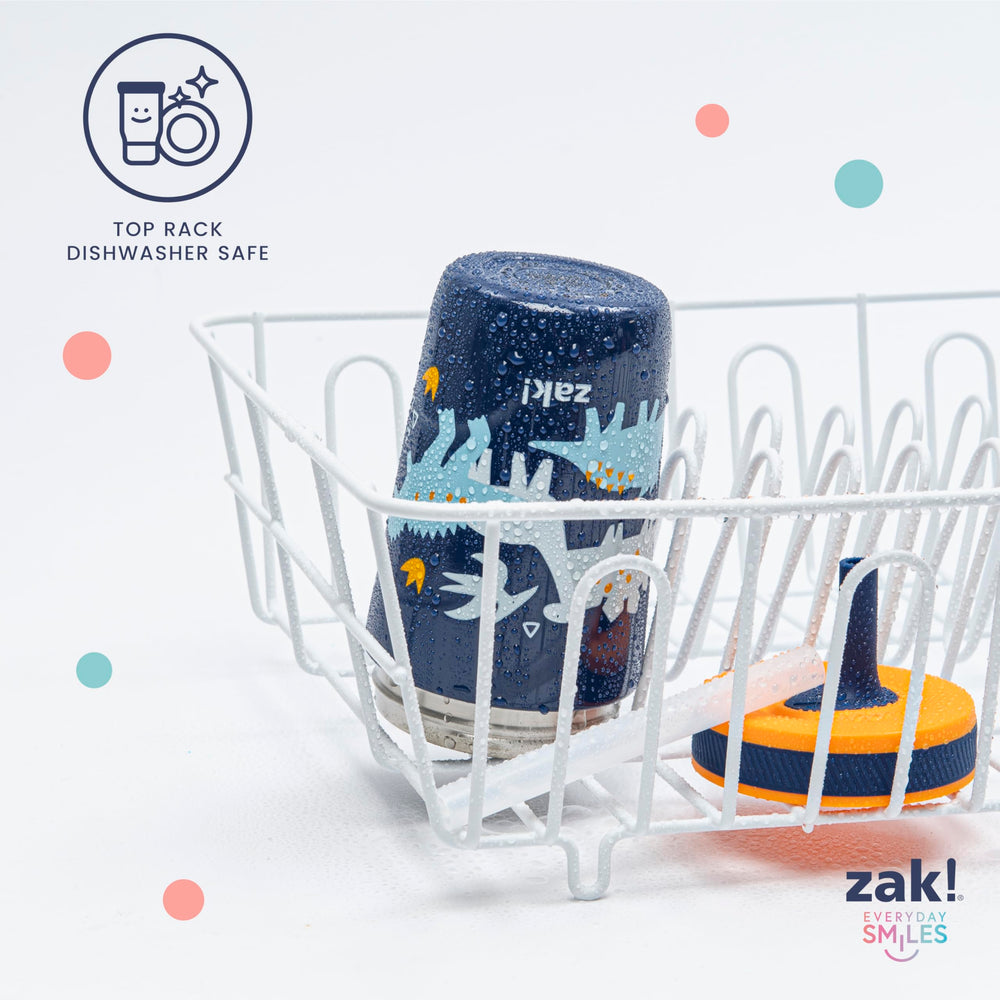Zak Designs niño usando el vaso Safari Kelso en un parque, hidratación práctica