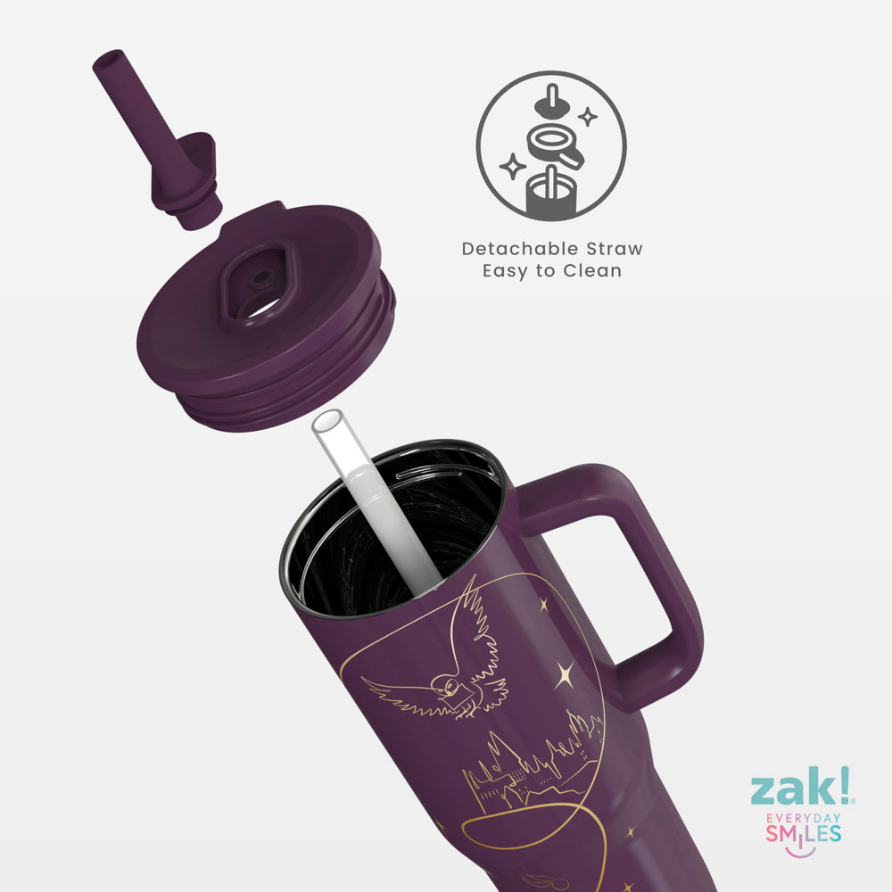 Zak Designs comparación de tamaño junto a una botella para ver la capacidad