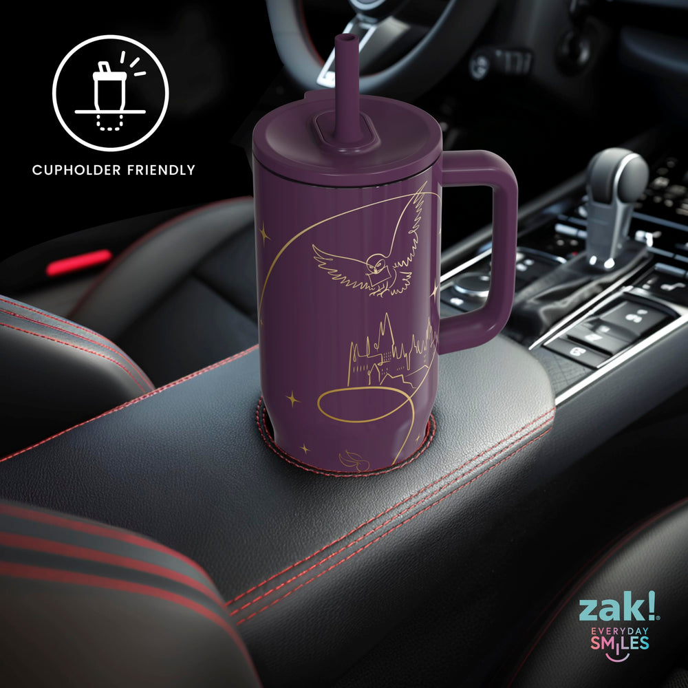 Zak Designs vaso en uso en un coche mostrando estabilidad y conveniencia