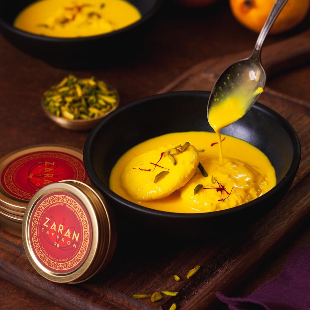 Zaran Saffron infusionado en taza liberando aroma y tono dorado