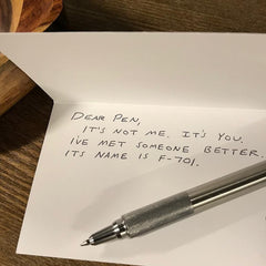 Zebra Pen F-701 primer plano del agarre estriado que mejora el control y confort