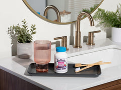 Zellie's chicle junto a una mano para comparar tamaño y facilidad de transporte