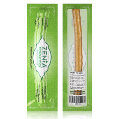 Zenia miswak en mano demostrando uso portátil y manejo sencillo