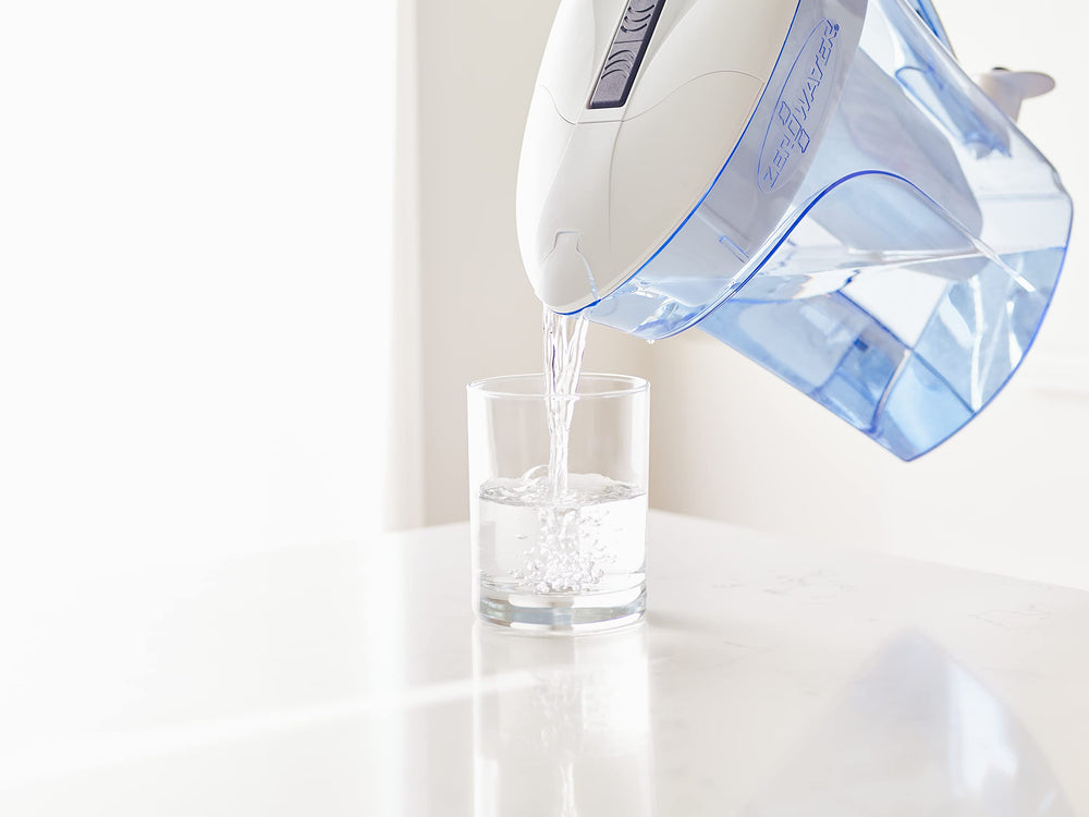 ZeroWater comparación tamaño junto a botella, visualiza capacidad de 10 tazas