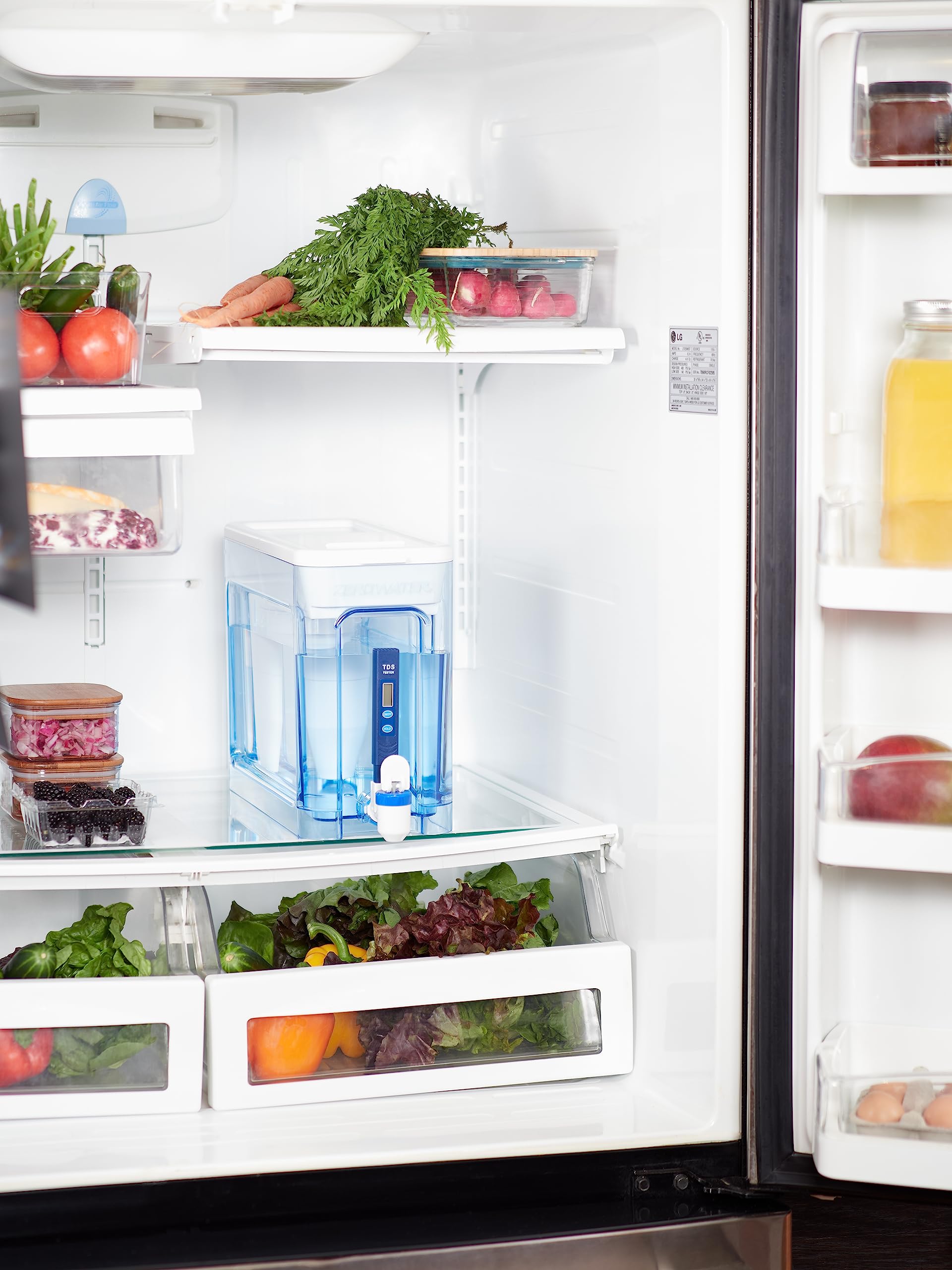ZeroWater dispensador junto a mano para comparar tamaño y escala