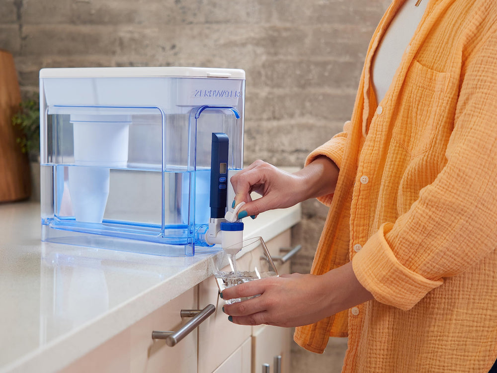 ZeroWater vertido de agua clara desde el grifo del dispensador para servicio fácil