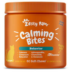 Zesty Paws envase frontal mostrando mordiscos de tocino y beneficio calma rápida