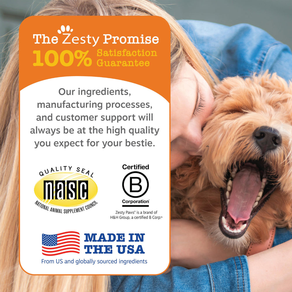 Zesty Paws escena de perro ignorando heces tras uso del producto como apoyo conductual