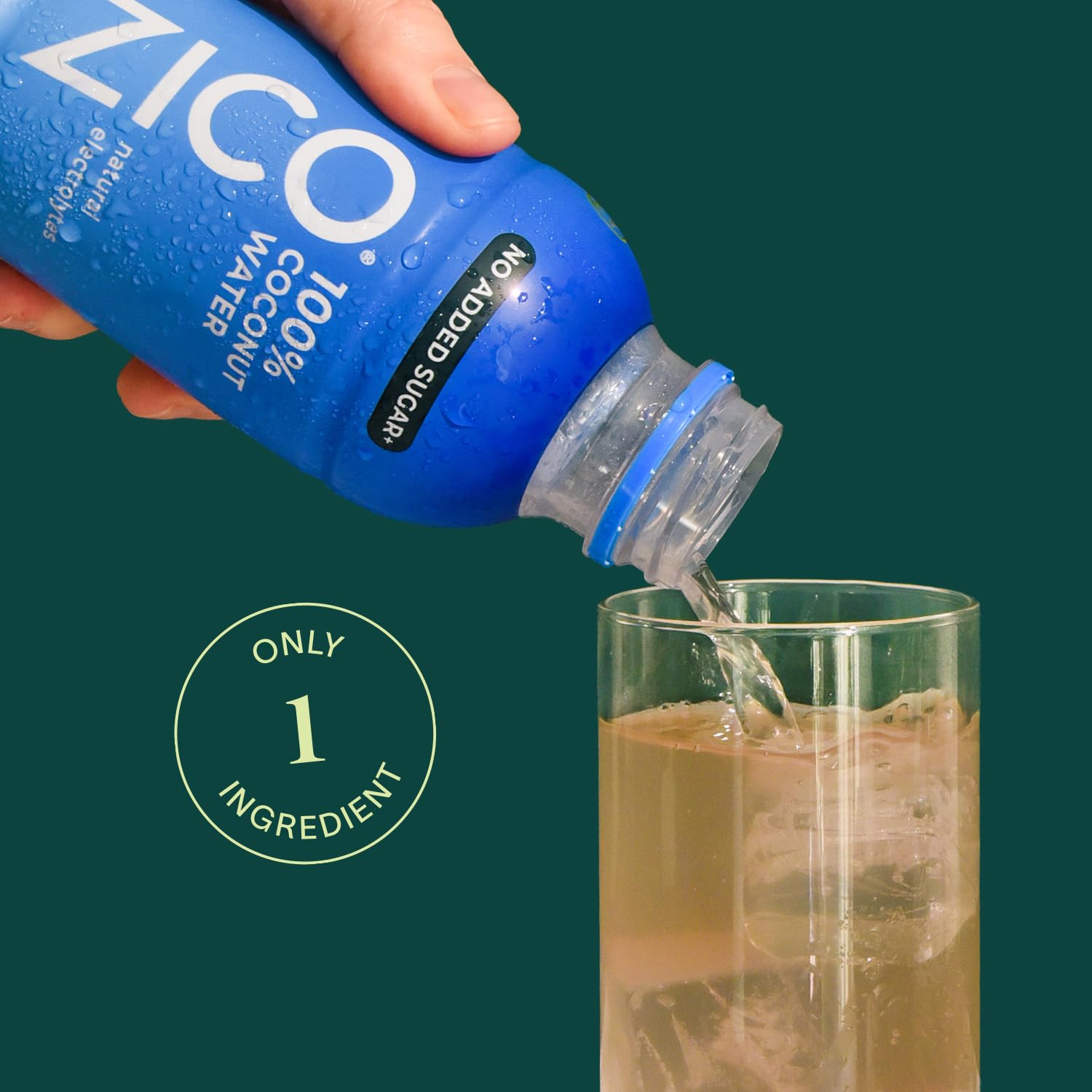 ZICO botella en mano ilustrando portabilidad y fácil hidratación