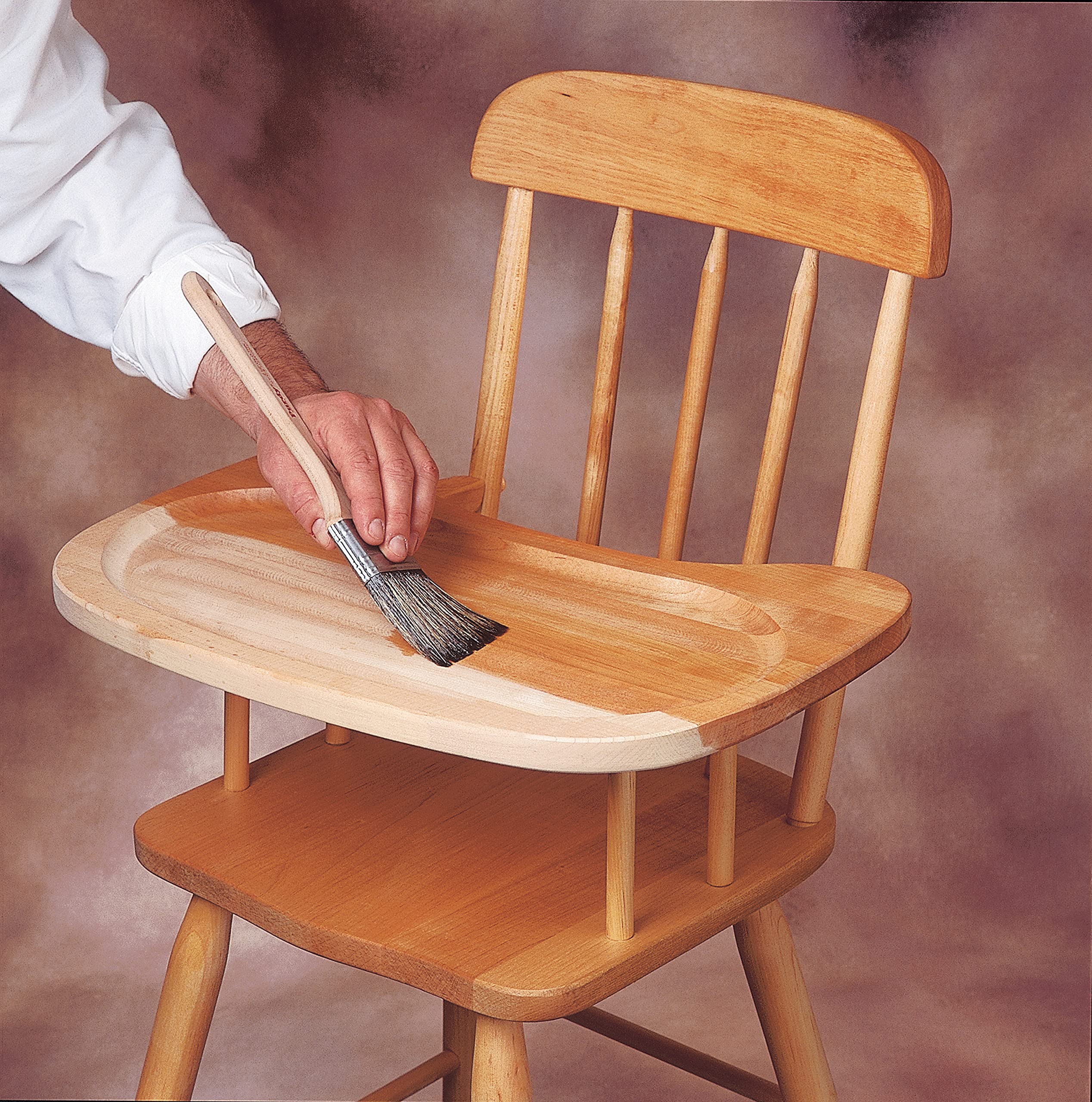 Zinsser mueble siendo lijado tras aplicar el sellador