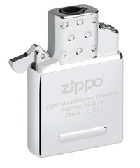 Detalle de la boquilla del Zippo insert con enfoque en llama precisa