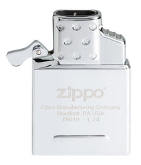 Insert Zippo Double Torch en mano demostrando resistencia al viento y doble calor Zippo