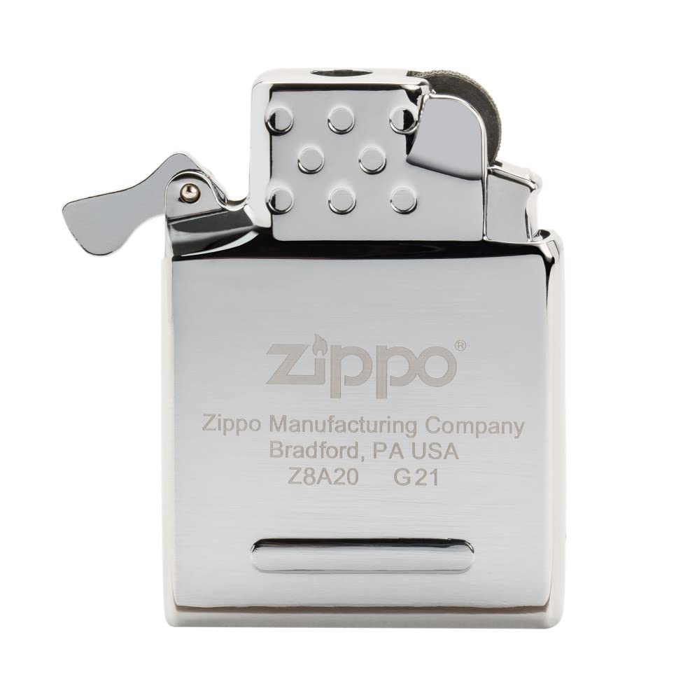 Insert Zippo Yellow Flame colocado en carcasa Classic demostrando ajuste perfecto