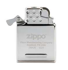 Insert Zippo Yellow Flame colocado en carcasa Classic demostrando ajuste perfecto