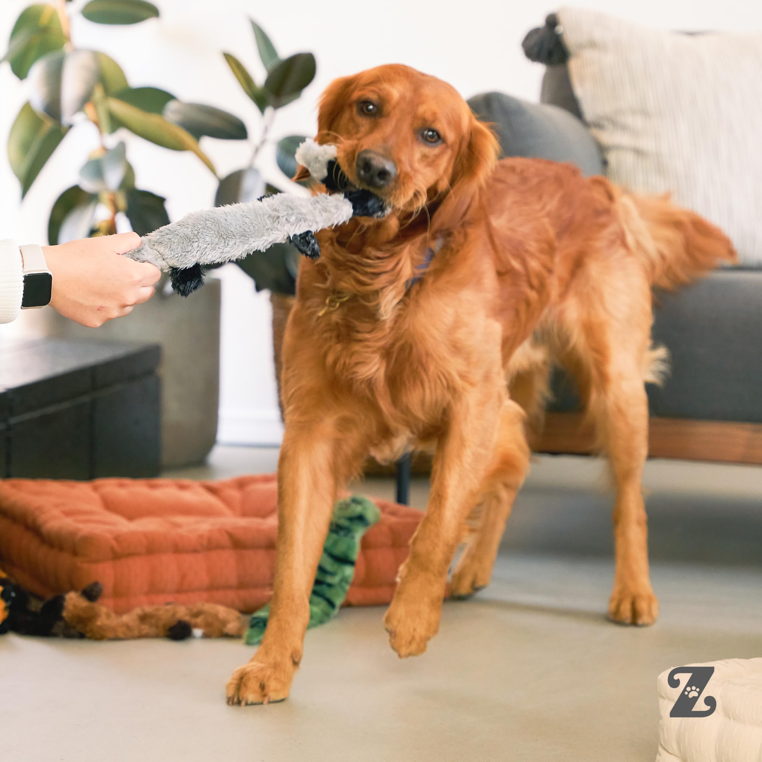 ZippyPaws juguetes sobre cama, diseño sin stuffing que evita fibras sueltas en el hogar