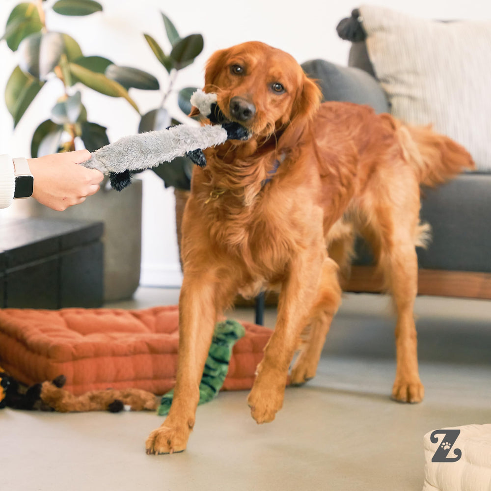 ZippyPaws juguetes sobre cama, diseño sin stuffing que evita fibras sueltas en el hogar