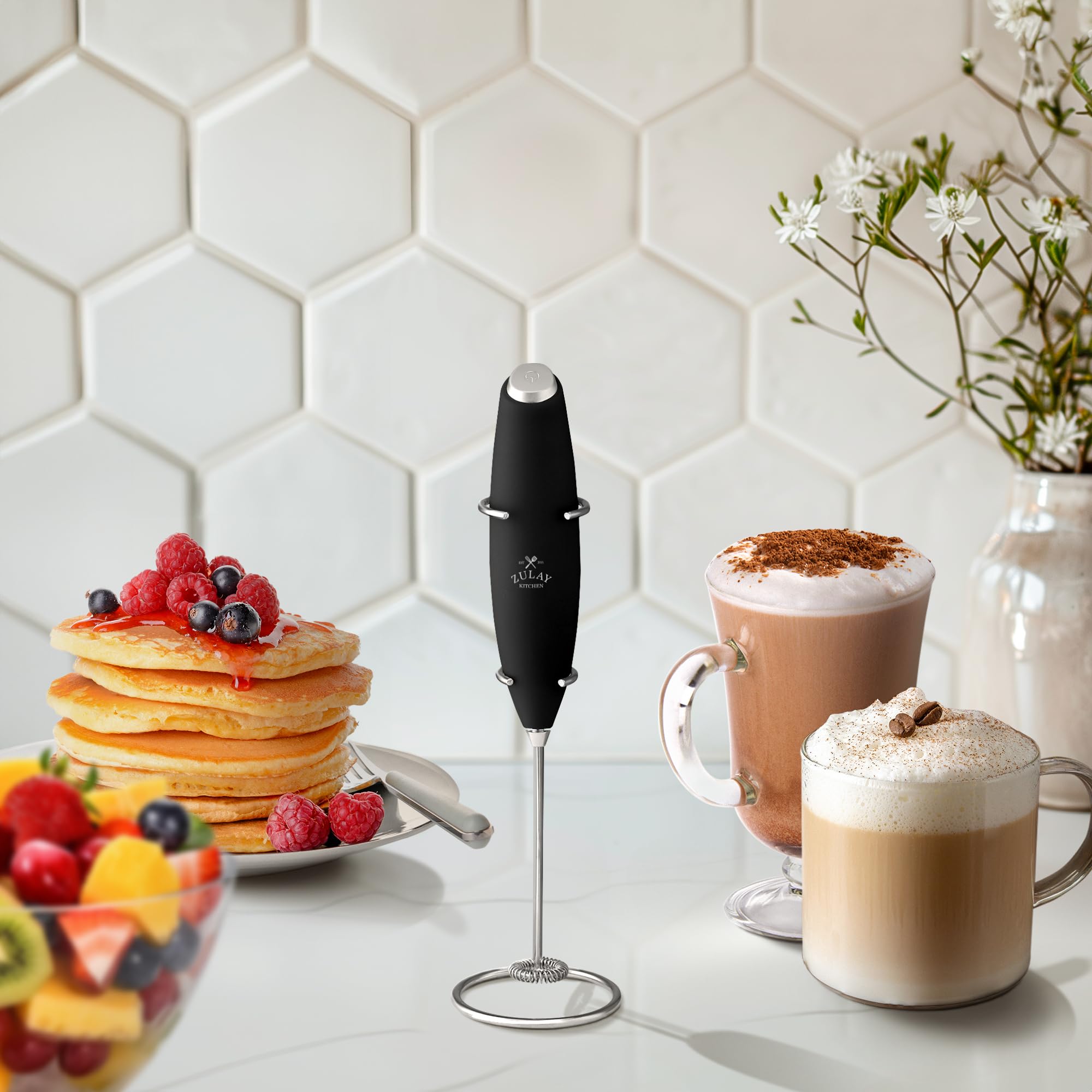 Zulay Kitchen en mano mostrando tamaño compacto y portabilidad