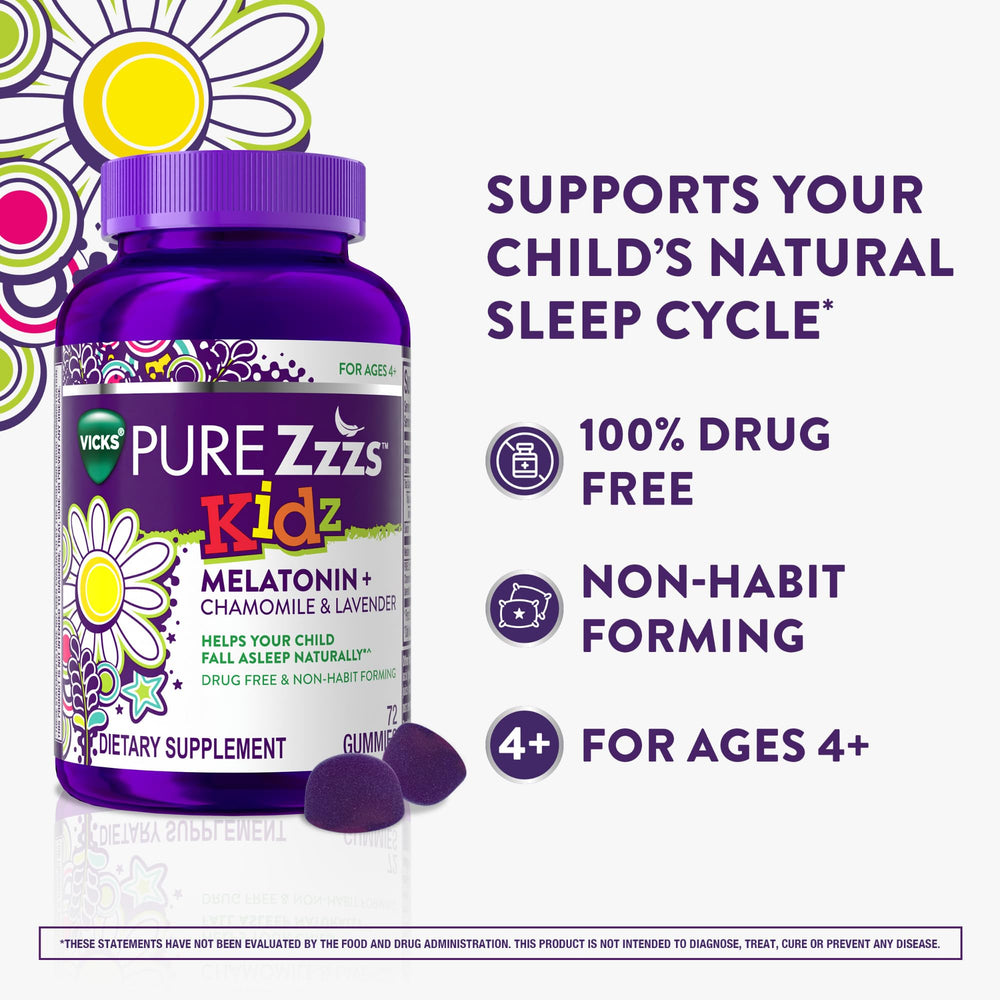 ZzzQuil gomitas en mano para comparar tamaño y facilitar la dosificación